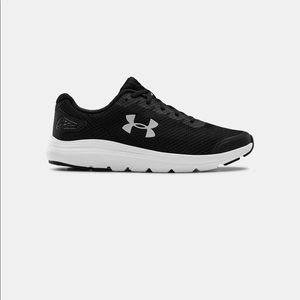 Black and white under Armour 💯